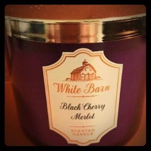 White Barn
BLACK CHERRY MERLOT
3-Wick Candle